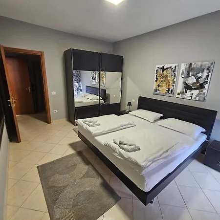 Center 12 * Тирана