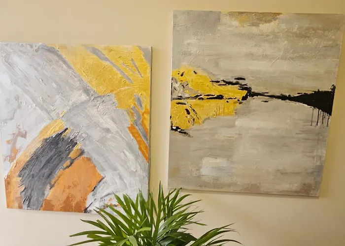 Center 12 * Тирана