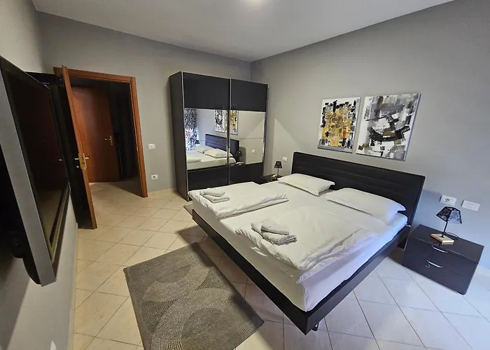 Center 12 * Тирана